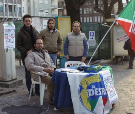 Il banchetto di raccolta firme tra i presenti: l'assesssore Bonaiti, il vicesindaco Valsecchi, l'assessore Luca Caremi e il capogruppo Gandolfi