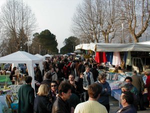 Un'immagine del mercato di Calolzio